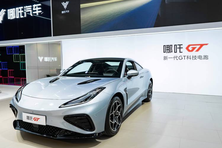 佛山98哪吒汽车在智能汽车领域的表现，领途汽车在新能源汽车市场中的影响力